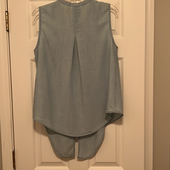 Chicos Chambray Blue Top Size 1 (Medium 10) Sleeveless Button Tie Front Shirt - Picture 3 of 4